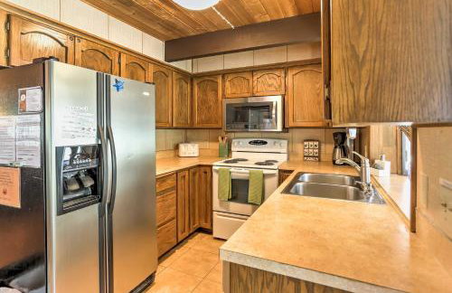 Riverside Winthrop Chalet with Hot Tub and 2 Decks! - Foto 12