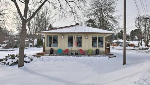 Pet-Friendly Retreat with Deck Steps to Marina! - Foto 3