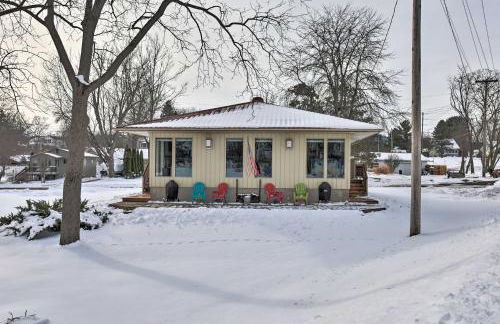 Pet-Friendly Retreat with Deck Steps to Marina! - Foto 3