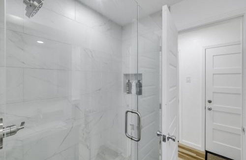 Arlington Entertainment District Home Green & White Door - Foto 24