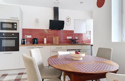 Le Baron Rouge - T4 Élégant & Spacieux - Parking Privé - 6 personnes - Climatisation - Centre ville de Saint-Etienne - Foto 12