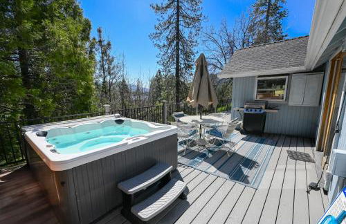 Near Yosemite Bass Lake Cabin with Hot Tub, Lake View, Pet Friendly - Photo 1