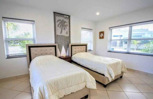 SWAYING PALM BEACH HOUSE Walk to Beach , Marina, Port, las Olas - Foto 21