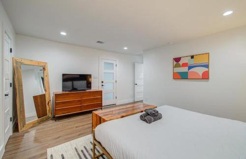 5-BD Modern Central Getaway w Hot Tub - Mins to DT - Foto 13