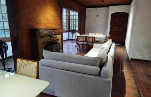 Casa para 12 pessoas a 3 minutos do centro de Teresópolis - Foto 1