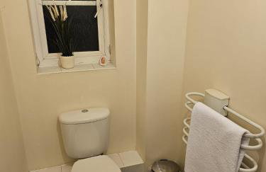 Sleek 4 bed Apartment with 2 bathrooms - Photo 11