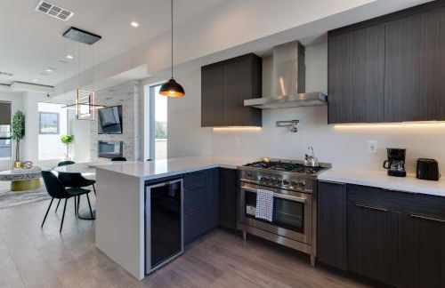 Modern 5 Bedroom Masterpiece With Rooftop Deck - Photo 6