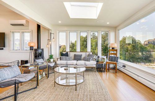 Elegant Gloucester Beach Getaway with Ocean Views! - Foto 2