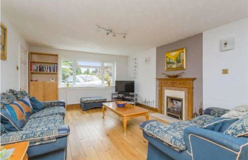 Spacious 5 Bedroom 11 Guest Family House in Horsham - Photo 1