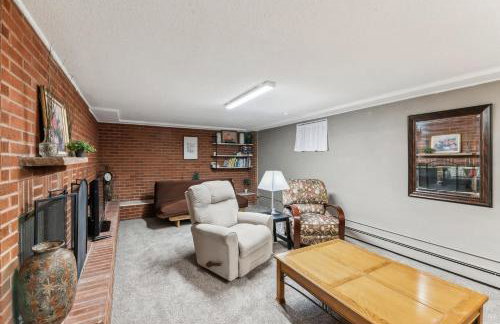 Cozy 3BR Home with BBQ Patio & Gym Near Downtown - Foto 11