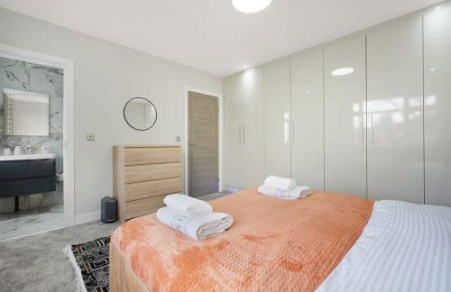 Stylish Home With Free Parking And Easy City Access - Photo 33