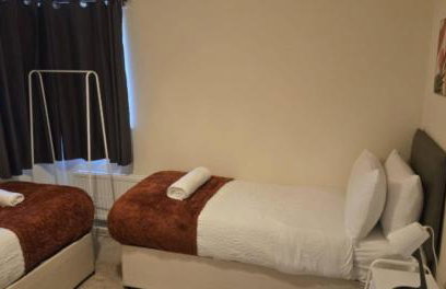 Cosy House- Sleeps 7 Centrally Located Free Parking, Fast WIFI Smart Tv with Sky and Netflix Business Travellers Relocators Leisure Welcome - Foto 18