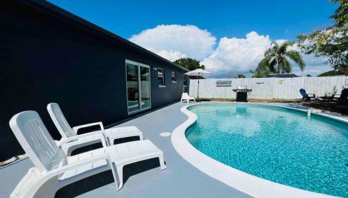 2BR Home with Private Pool, Fire Pit and Grill - Foto 3, sunbed