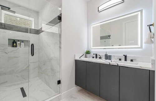 Luxurious Newly Built 5 BR 6 Bath Home w/ Rooftop - Foto 12