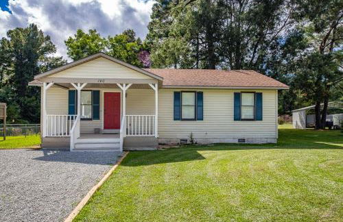 3-Bedroom Home with King Bed, Smart TVs & Fenced Yard - Foto 13