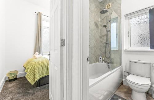 Comfortable 4 Bed Home - Free Parking & Fast WiFi - Foto 32