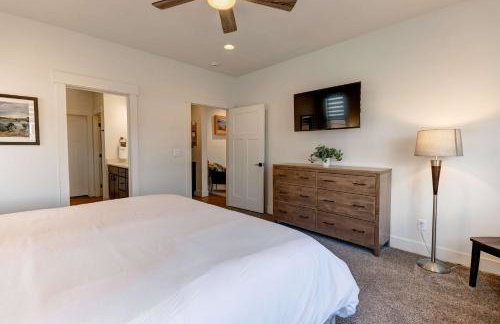 Scenic Modern Home with Private Patio & Fireplace - Foto 25