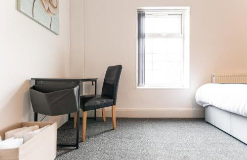 Comfy 2BR Home in Leigh Ideal for Families & Work Stays Sleeps 4 - Photo 14