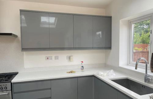 Luxurious Detached Holiday House Free Parking near Airport Town Centre Railway Station - Foto 52