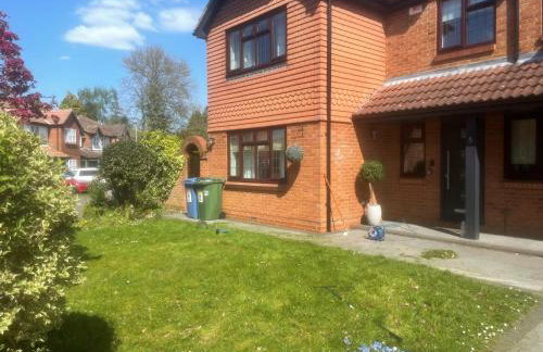 Beautiful 5 Bed 3 Bathroom Detached Family Home 8 - Photo 27