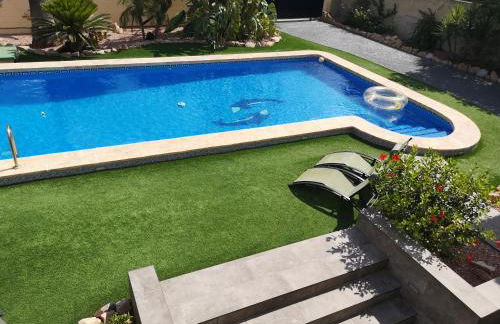 Serene mountain views Spacious garden and sole use of the 10x5m pool - Foto 3