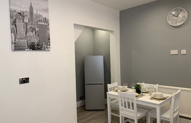 GuywoodHouse - Photo 9