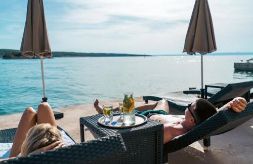 Apartments by the Beach with Pool and Lounge Beds - Miral Apartments - Foto 4