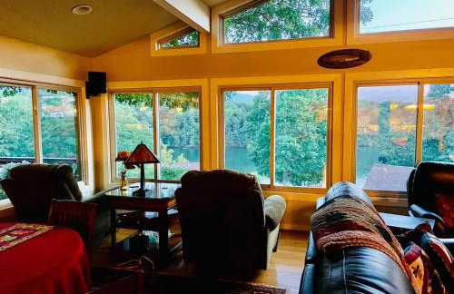 Lake Escape to an Elegant 4 Br Home - Foto 17