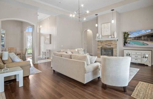 Luxury Heated Pool Home, Hot tub, King bed suite - Foto 13