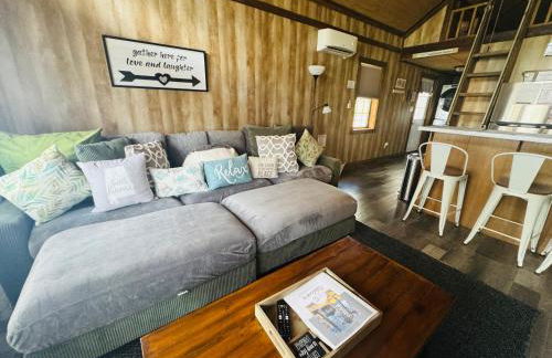 Rustic Chic Alabama Cabin w Loft Fire Pit Pet Friendly Fenced Yard Lake Guntersville - Coco Chateau - Foto 79