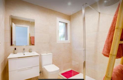 No1 - Beachfront Estepona, close to port, 2 bedroom, 2 bathroom, sleeps 5 - Photo 9