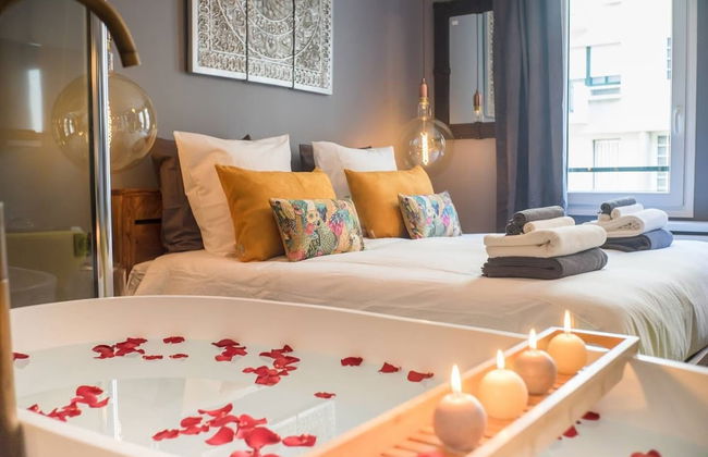 Miss Eiffel Tower - Photo 4