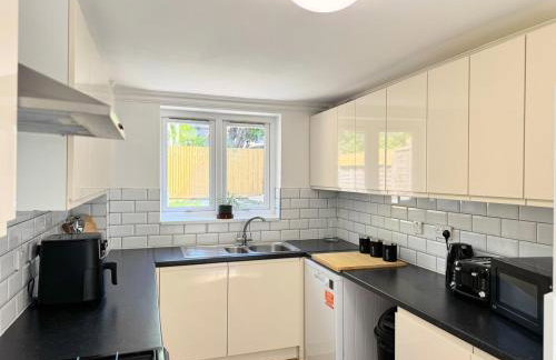 New Spacious 4 Bedrooms 5 Beds House Sleeps 8! - Foto 22