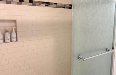 Venice Beach Lux Retreat Coastal Apartment Haven - Photo 24