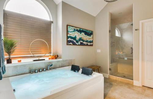 Captivating 6BR 3B Home with Pool & Fire Pit - Foto 25