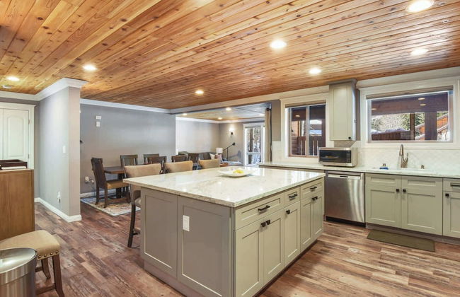 Alpine Chalet Nature Lovers Rejoice! Chic 4 BDR - Photo 10