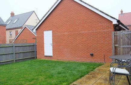 Spacious 4 Bedroom Home with Garden in Bedford - Foto 32