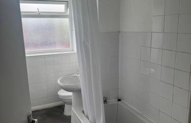 Comfortable 2-Bed Flat Balcony Near Airport - Photo 5