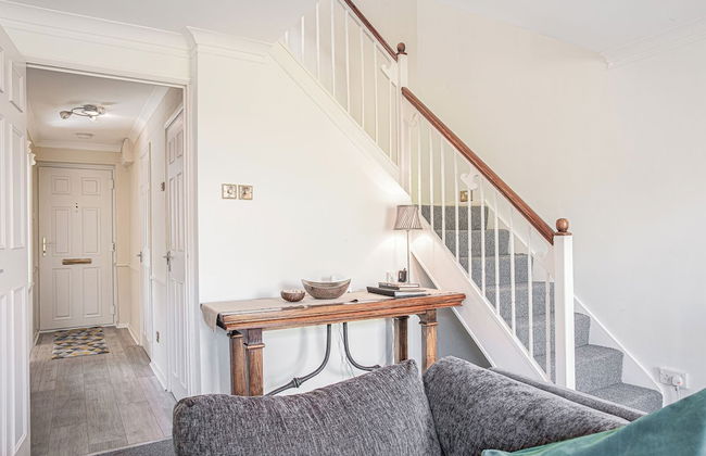 Central 2 Bed House w/ Garden and Free Parking! - Photo 95