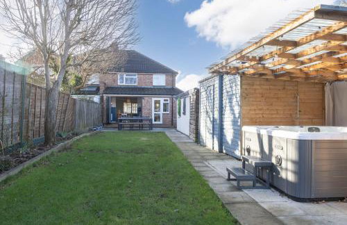 Charming 3 Bed Home in Churchdown with Hot Tub - Foto 26