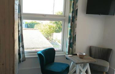 Contemporary one bed studio. Sea views and parking - Foto 4
