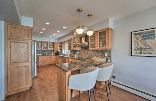 Spacious Delton Home with Fire Pit and Lake Views - Foto 9