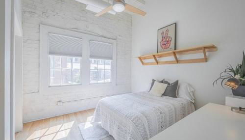 Darlin' Downtown Dawghouse - Photo 3