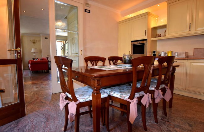 Luxurious Villa in Lombardy with Garden & Hot Tub - Photo 24