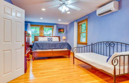 Spacious Belmont Home w/ Seasonal Pool & Grill - Foto 31