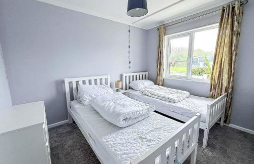 Cosy Chalet On A Beautiful Holiday Park In Lowestoft Ref 12080B - Foto 14