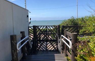 Apê estilo Resort c/ pé na areia e vista mar, próximo ao Beto Carrero - Foto 56