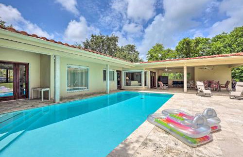 Home with Pool in Upscale Pinecrest Village - Foto 2