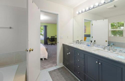 Modern Comfort Loves Park - Stylish 3BR Getaway - Foto 39