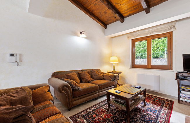 Valley View Villa in San Mango D'aquino with Hot Tub - Foto 15